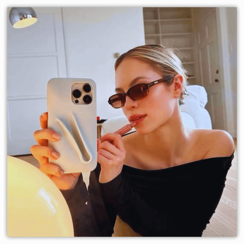 Neues Design 2024: Lipgloss Handyhülle für iPhone 15 14 13 12 Pro Max - Silikon Schutzhülle mit 3D-Make-Up Lippenstift & Lippenbalsam Halter - Dbestey